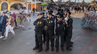 So friedlich wie auf diesem Bild ist der Alltag von Bayerns Beamten leider nicht immer. Jedes Jahr werden viele Beschäftigte des Freistaates Opfer von Gewalttaten. (Illustration) (Foto: Peter Kneffel/dpa)