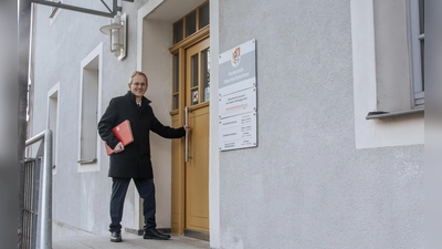 Der amtierende Bürgermeister Martin Assum auf dem Weg ins Rathaus: Seit 2014 lenkt er mit seinem Team die Geschicke in der Gemeinde im nördlichen Landkreis.  (Foto: Nina Stadlinger)