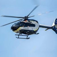 Unter anderem mit einem Hubschrauber suchen die Einsatzkräfte nach dem Taucher. (Symbolbild) (Foto: Stefan Puchner/dpa)
