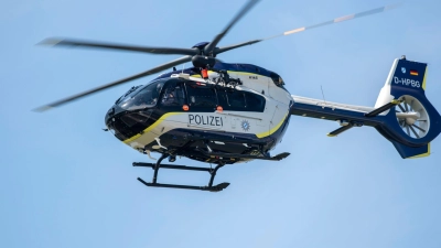 Unter anderem mit einem Hubschrauber suchen die Einsatzkräfte nach dem Taucher. (Symbolbild) (Foto: Stefan Puchner/dpa)