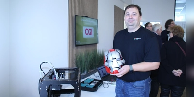 Frank Webert vom FabLab zeigte Besucherinnen und Besuchern einen im 3D-Drucker produzierten Helm mit verschiedenen technischen Gimmicks. Natürlich fühlte sich so mancher dabei an die Iron-Man-Filme erinnert. (Foto: Robert Maurer)
