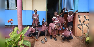 Vergnügte Schülerinnen und Schüler: Für Kinder in Uganda ist es nicht selbstverständlich, eine Schulausbildung zu bekommen. (Foto: wg)