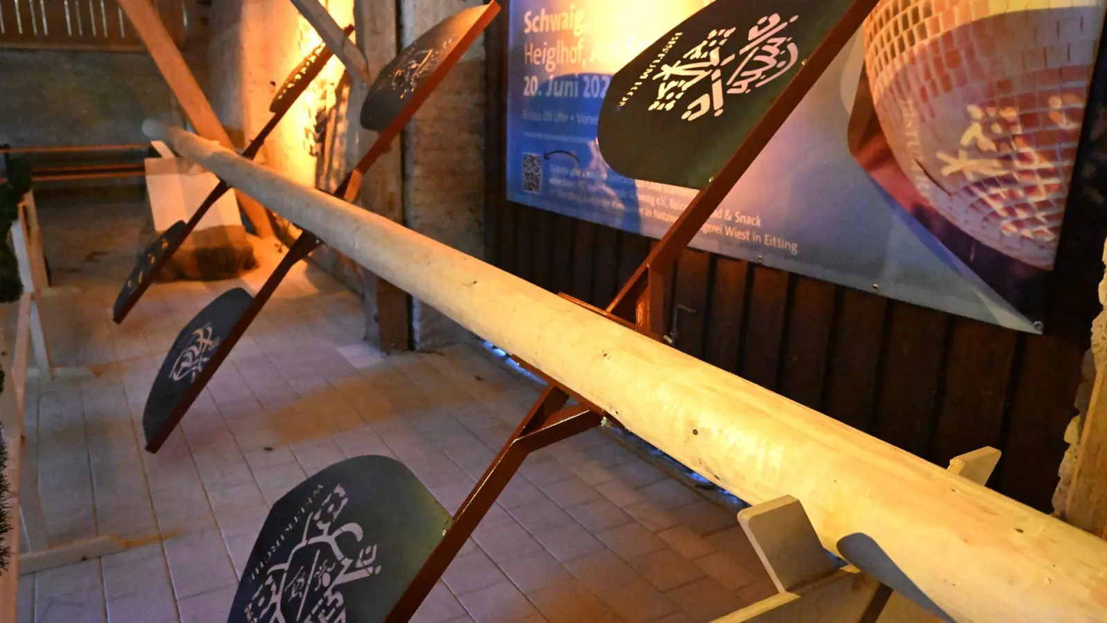 Das ist er nun: Der echte Maibaum für Rom. (Foto: Felix Hörhager/dpa)