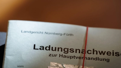 Das Landgericht hat ein Urteil gegen einen Apotheker und einen Mediziner gesprochen. (Symbolbild) (Foto: Daniel Karmann/dpa)