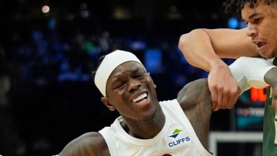 Dennis Schröder (l) stand bei Cleveland in der Startformation. (Foto: Aaron Gash/AP/dpa)