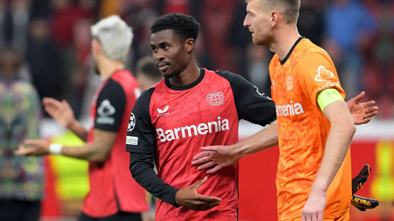 Torwart Lukas Hradecky (r.) war nach dem Remis von Bayer Leverkusen sauer (Foto: Federico Gambarini/dpa)