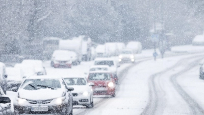 Nur langsam kommen Autos in der Kölner Innenstadt im dichten Schneetreiben voran. (Foto: Rolf Vennenbernd/dpa)