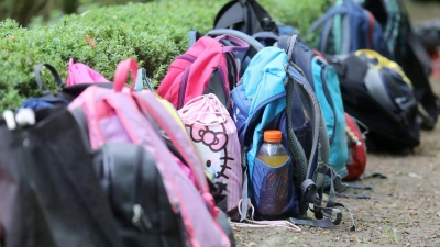 Fleckig und dreckig? Jetzt sollten Eltern dem Schulranzen lieber nicht mit aggressiven Reinigern schrubben.  (Foto: Bernd Wüstneck/dpa/dpa-tmn)