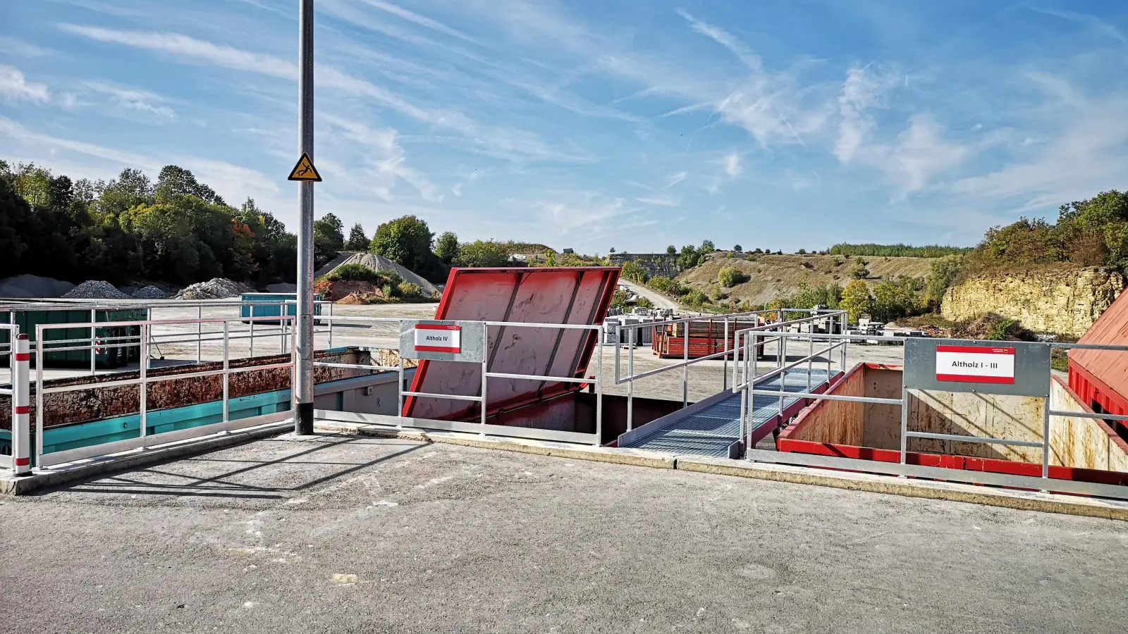 Der neue Rothenburger Wertstoffhof ging vor knapp drei Wochen in Betrieb. Auf dem Gelände stehen mehrere Container tiefer und sind damit bequemer befüllbar.  (Foto: Jürgen Binder)