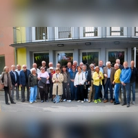 Der erstmals 1956 an der Christoph-von-Schmid Schule aufgenommene Jahrgang 1949/1950 traf sich nach 70 Jahren wieder an der Lernstätte. (Foto: privat)