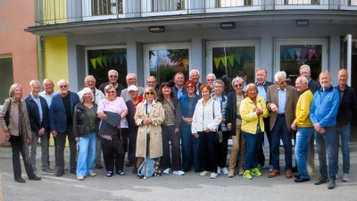 Der erstmals 1956 an der Christoph-von-Schmid Schule aufgenommene Jahrgang 1949/1950 traf sich nach 70 Jahren wieder an der Lernstätte. (Foto: privat)