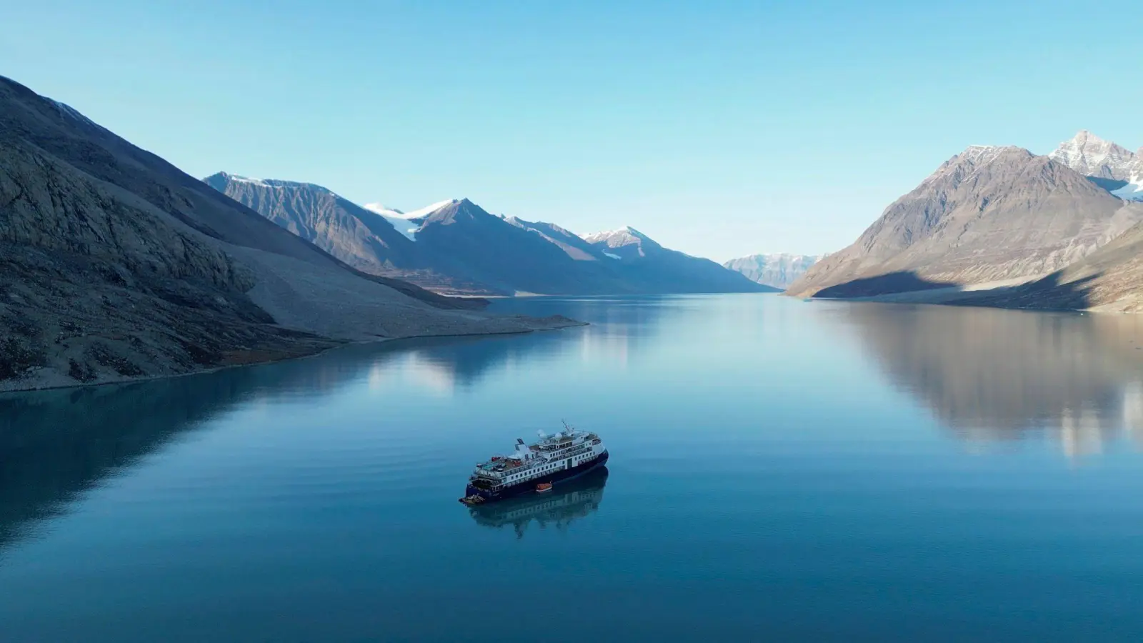 Das Kreuzfahrtschiff „Ocean Explorer“ war auf Grund gelaufen. (Foto: Uncredited/SIRIUS/Joint Artic Command/AP/dpa)