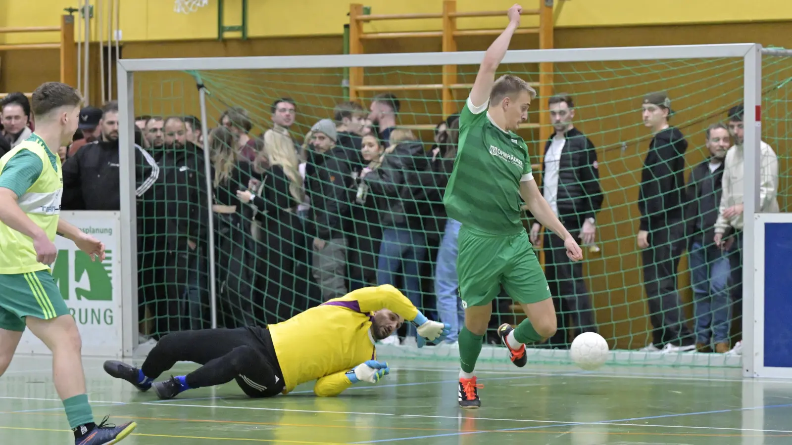 Eines der schönsten Tore des Turniers: Jonathan Grimm (in Grün) bringt Nördlingen im Halbfinale gegen Feuchtwangen per Hacke mit 1:0 in Führung. TuS-Torhüter Dimitrios Melidis ist machtlos. (Foto: Martin Rügner)