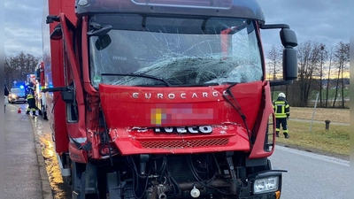 Am Donnerstagmorgen kam es bei Obernzenn im Landkreis Neustadt/Aisch-Bad Windsheim zu einem Zusammenstoß zwischen einem Kleinlaster und einem weiteren Lastwagen. (Foto: Feuerwehr Obernzenn)