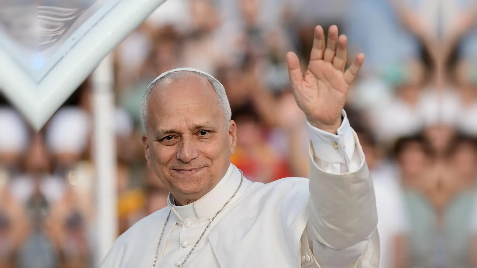 Papst Leo XIV. grüßt die rund 40.000 Teilnehmer einer Vigilie im Olympiastadion in Barcelona. (Foto: Bernat Armangue/AP/dpa)