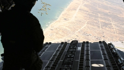 Der Blick nach unten zeigt die Zerstörung. (Foto: Sven Käuler/dpa)