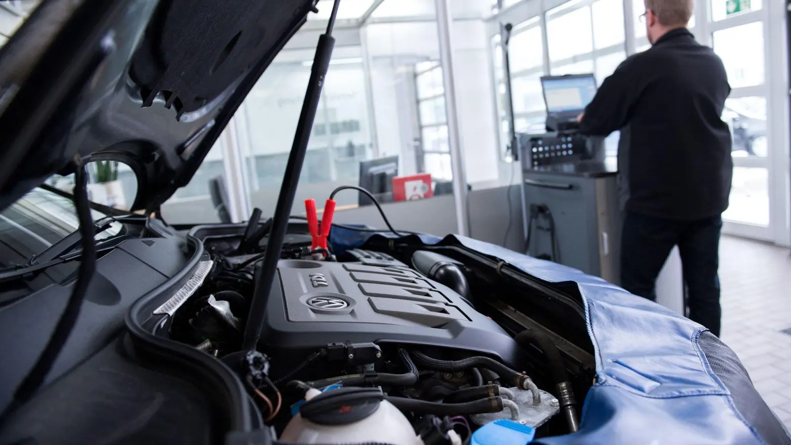 Extrarunde: Manchmal müssen Nachbesserungen am Auto von den Herstellern in Werkstätten verpflichtend durchgeführt werden. (Foto: Marius Becker/dpa/dpa-tmn)