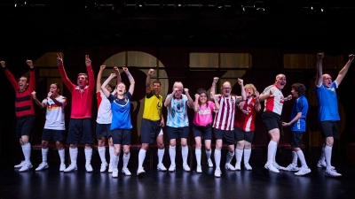 Bei dem Theaterstück wirken zehn Bürgerinnen und Bürger mit, die selbst Fußball spielen, FCN-Mitglied oder große Fans sind. (Handout) (Foto: Ludwig Olah/Staatstheater Nürnberg/dpa)