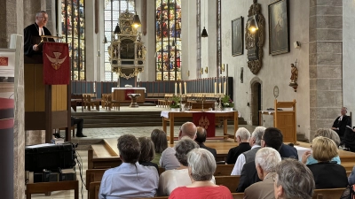 Landesbischof Christian Kopp predigte zum Ordinationsjubiläum. (Foto: Oliver Herbst)