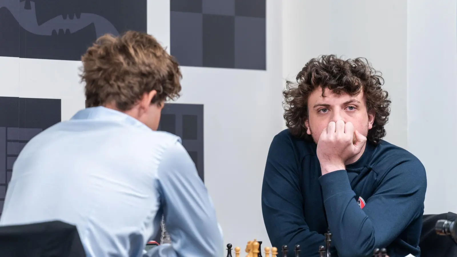 Magnus Carlsen (l) und Hans Niemann. (Foto: Crystal Fuller/Saint Louis Chess Club/dpa/Archivbild)