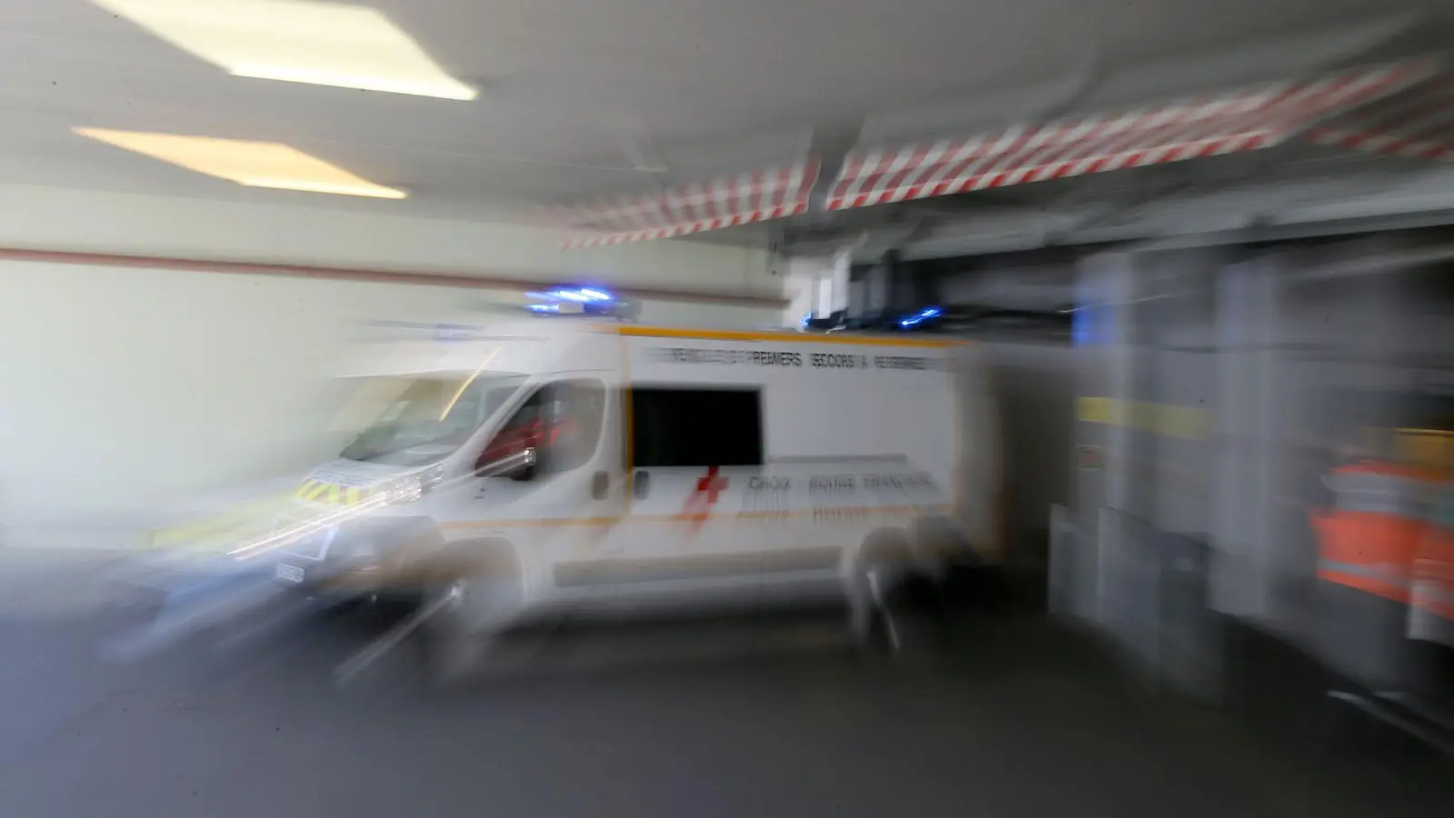 Zu schnelles Fahren und Lachgas-Konsum dürften laut Staatsanwaltschaft die Ursachen für einen tödlichen Autounfall in Frankreich sein. (Archivbild) (Foto: David Vincent/AP/dpa)