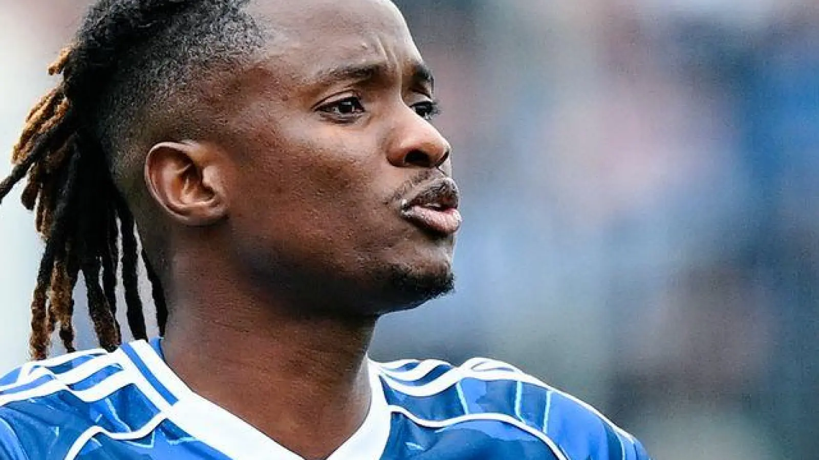 Schalkes Ndiaye (l) reagiert fassungslos auf seinen Platzverweis.  (Foto: Uwe Anspach/dpa)