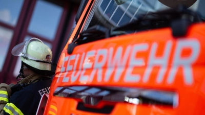 Die Polizei ermittelt zur Ursache des Feuers. (Symbolbild) (Foto: Marijan Murat/dpa)