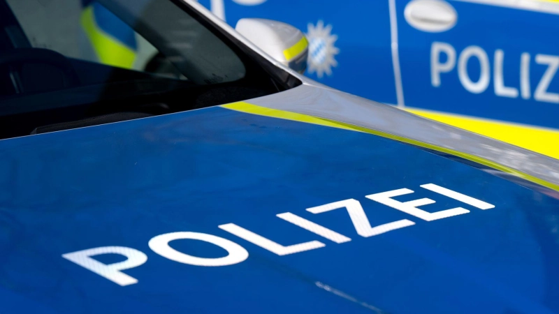 Die Verkehrspolizei Ansbach hat die Ermittlungen übernommen und sucht nach Zeuginnen und Zeugen. (Symbolbild: Sven Hoppe/dpa)