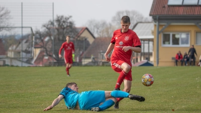 Sauber abgegrätscht: Daniel Förster von der SG Mosbach-Breitenau stoppt hier nicht nur den Dombühler Kevin Hofmann, sein Team beendete mit dem 2:2 auch die Siegesserie des FC Dombühl. (Foto: Markus Zahn)