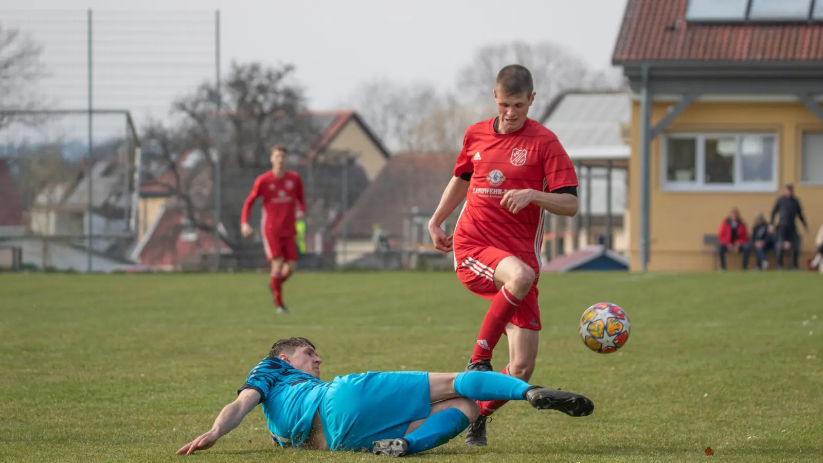 Sauber abgegrätscht: Daniel Förster von der SG Mosbach-Breitenau stoppt hier nicht nur den Dombühler Kevin Hofmann, sein Team beendete mit dem 2:2 auch die Siegesserie des FC Dombühl. (Foto: Markus Zahn)