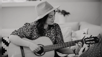 So, wie man Sängerin Alexandra Goeß-Schmitt kennt: musikalisch, mit einer Gitarre in der Hand und einem freudigen Gesichtsausdruck. (Foto: Uschi Mattke Fotografie)