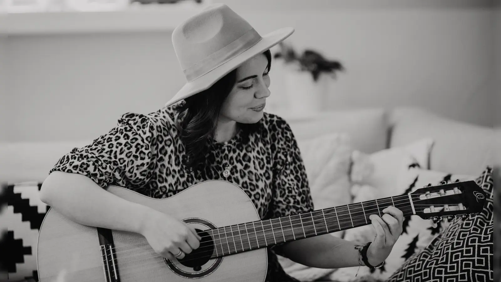 So, wie man Sängerin Alexandra Goeß-Schmitt kennt: musikalisch, mit einer Gitarre in der Hand und einem freudigen Gesichtsausdruck. (Foto: Uschi Mattke Fotografie)