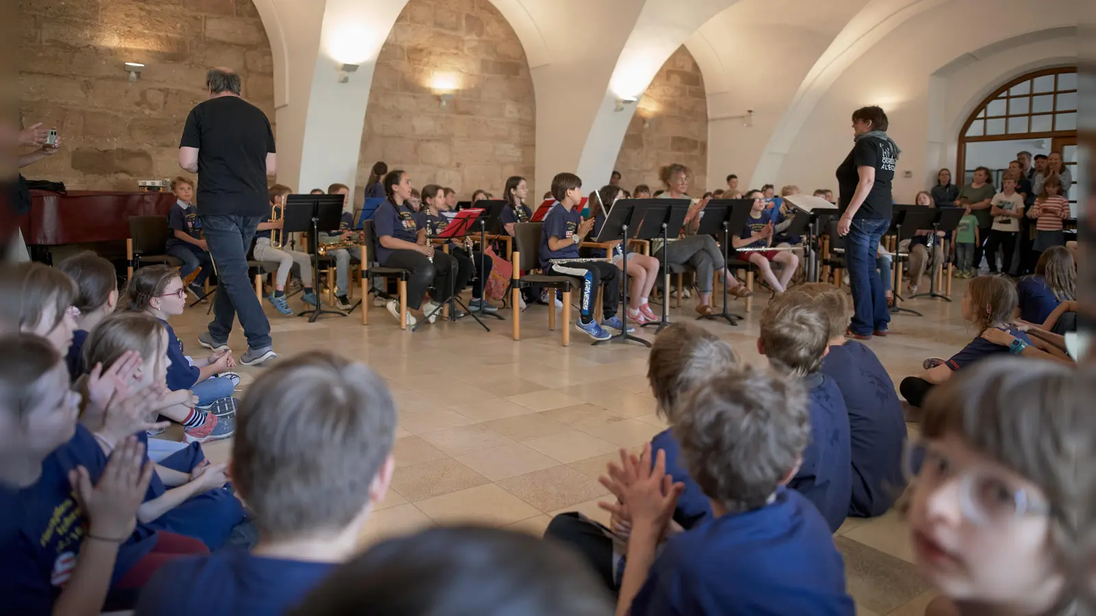 92 Kinder aus Tschechien und Frankreich treffen sich in Heilsbronn zu einer trinationalen Begegnung. Zur Einstimmung gibt ein gemischtes Ensemble einige Stücke zum Besten. (Foto: Tizian Gerbing)