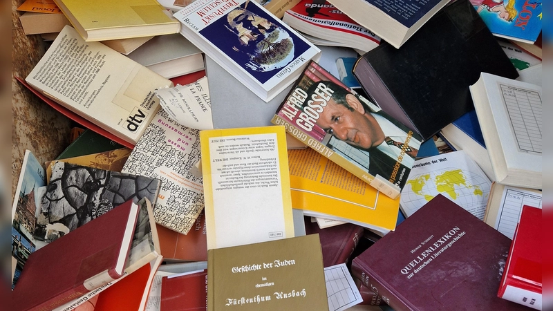 Von Schockstarre spricht ein Neuendettelsauer, als er die entsorgten Bücher in einem Papiercontainer entdeckte. (Foto: privat)