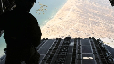 Bundeswehr setzt erneut Hilfsgüter über Gaza ab (Foto: Sven Käuler/dpa)