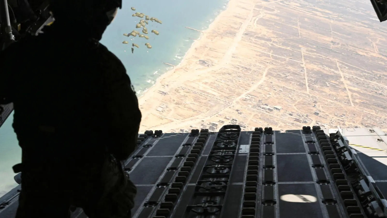 Bundeswehr setzt erneut Hilfsgüter über Gaza ab (Foto: Sven Käuler/dpa)