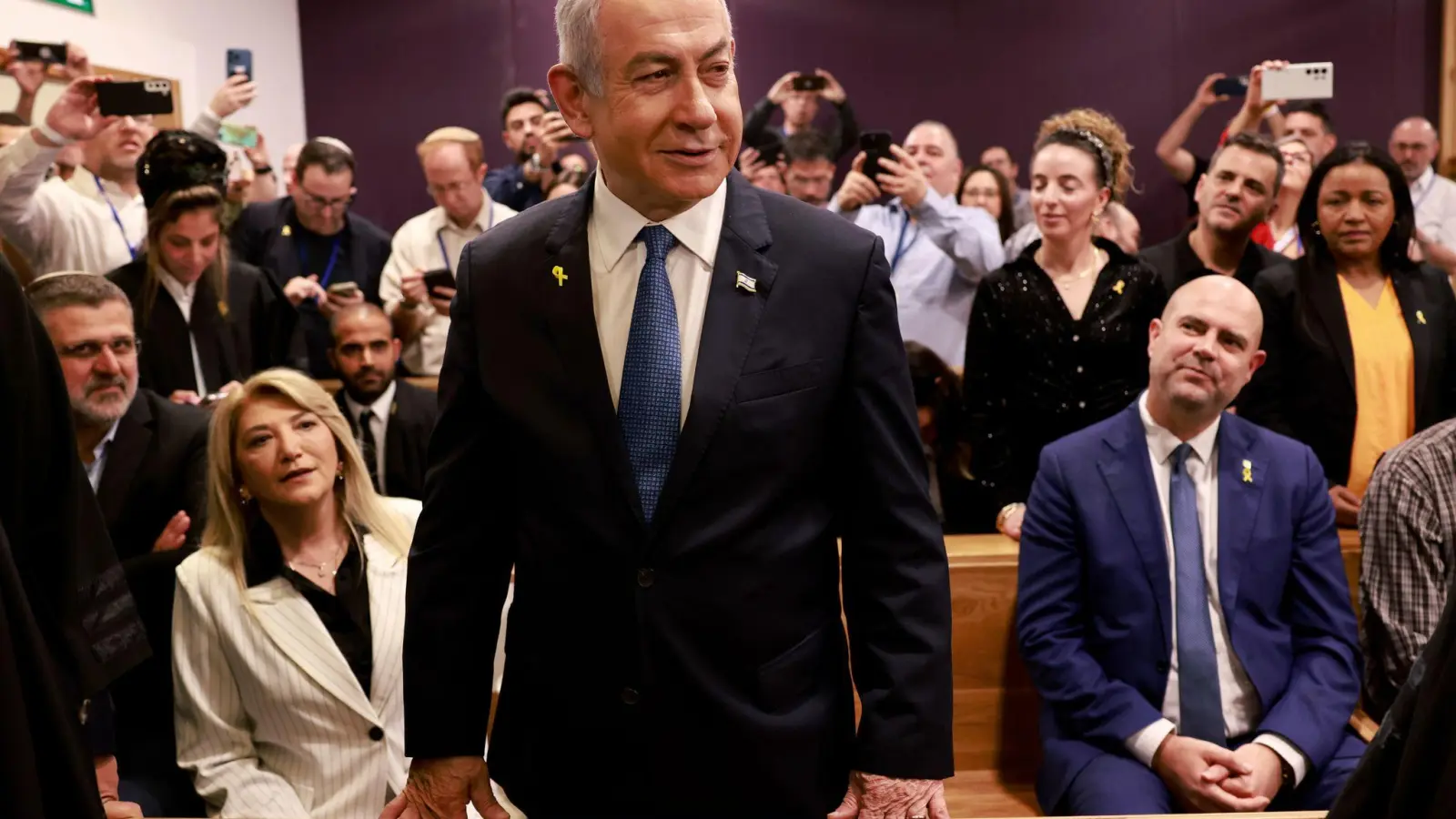 Der israelische Regierungschef Benjamin Netanjahu vor Gericht.  (Foto: Menahem Kahana/AFP Pool/AP/dpa)