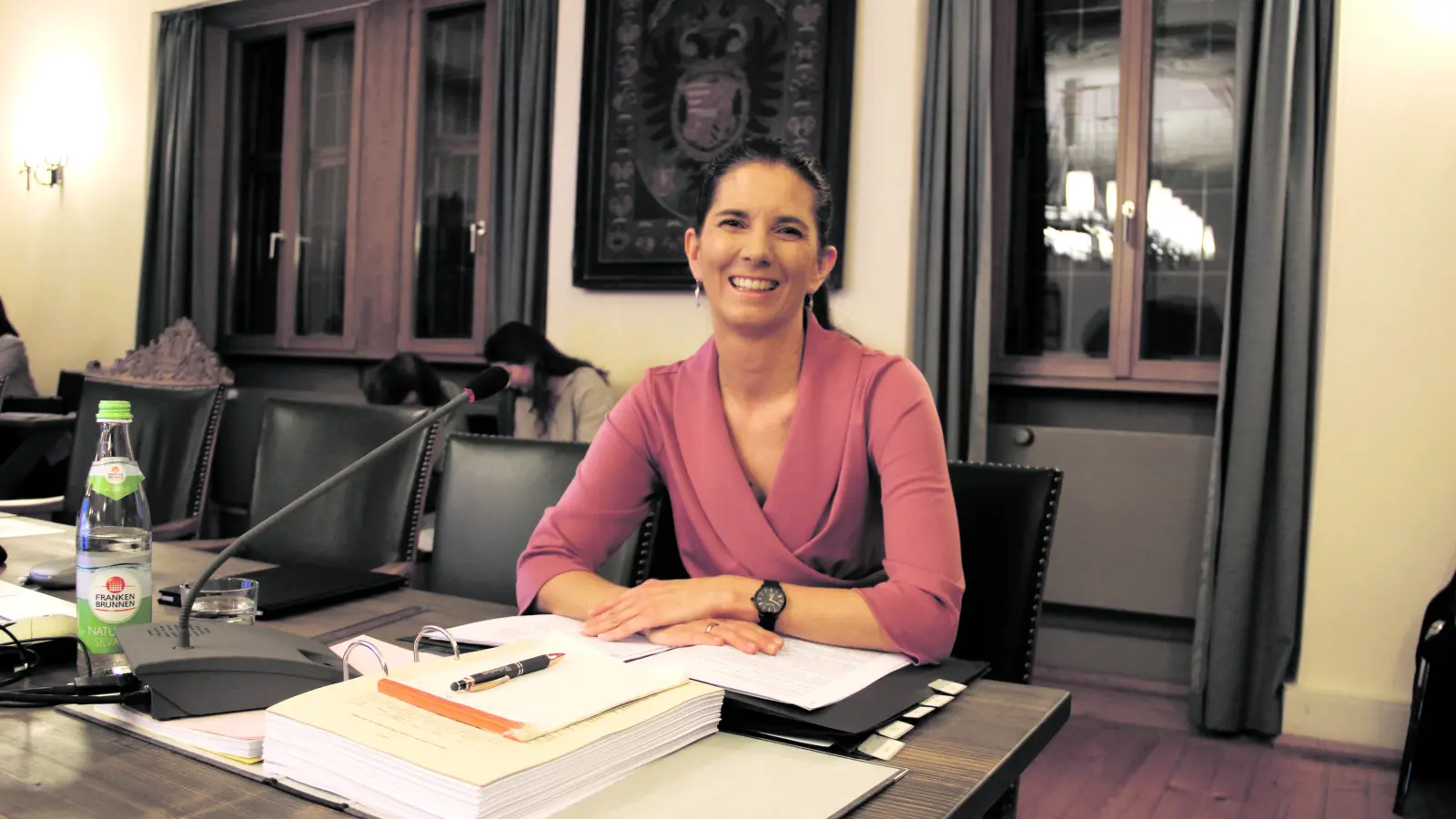 Die städtische Kämmerin Andrea Gackstatter vor ihrer ersten Haushaltsrede für die Stadt Rothenburg im Sitzungssaal des Rathauses. (Foto: Clarissa Kleinschrot)