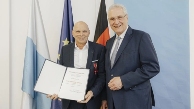 Hans-Jürgen Leitner (links) bei der Auszeichnung mit Bayerns Sportminister Joachim Herrmann. (Foto: Innenministerium/Giulia Iannicelli)