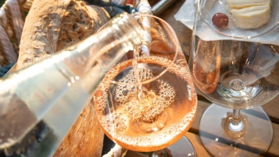 Fifty-fifty: Das ist eine gute Faustregel für das Verhältnis zwischen Mineralwasser und Wein.  (Foto: Christin Klose/dpa-tmn)