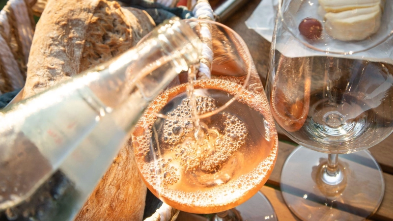 Fifty-fifty: Das ist eine gute Faustregel für das Verhältnis zwischen Mineralwasser und Wein.  (Foto: Christin Klose/dpa-tmn)