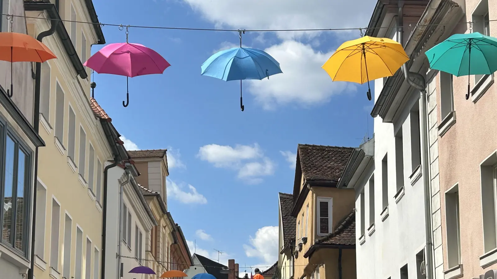 Bunte Schirme überspannen wieder die Neustadt. Die Aktion soll den Wohlfühl-Charakter in Ansbachs Zentrum erhöhen. (Foto: Florian Pöhlmann)