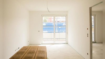 Hell, bodenreichende Fenster, Fußbodeheizung: Die Wohnungen im Milchhof-Carré werden bis Ende des Jahres fertig und können ab Februar 2026 bezogen werden. (Foto: Evi Lemberger)
