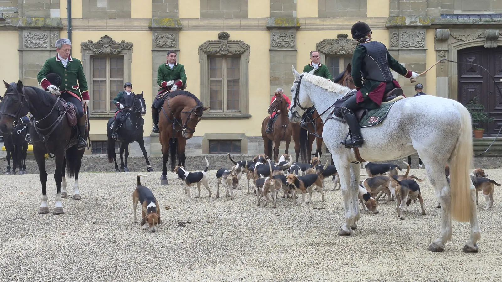 Im Schlosshof versammelten sich die Reiterinnen und Reiter mit der Hundemeute zum Aufbruch. (Foto: Margit Schwandt)