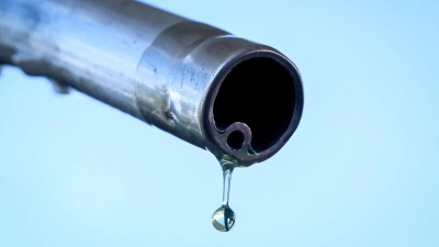 Tanken wird billiger - auf einen kräftigen Preisnachlass warten die Autofahrer bisher aber vergeblich. (Symbolbild) (Foto: Alain Jocard/AFP/dpa)