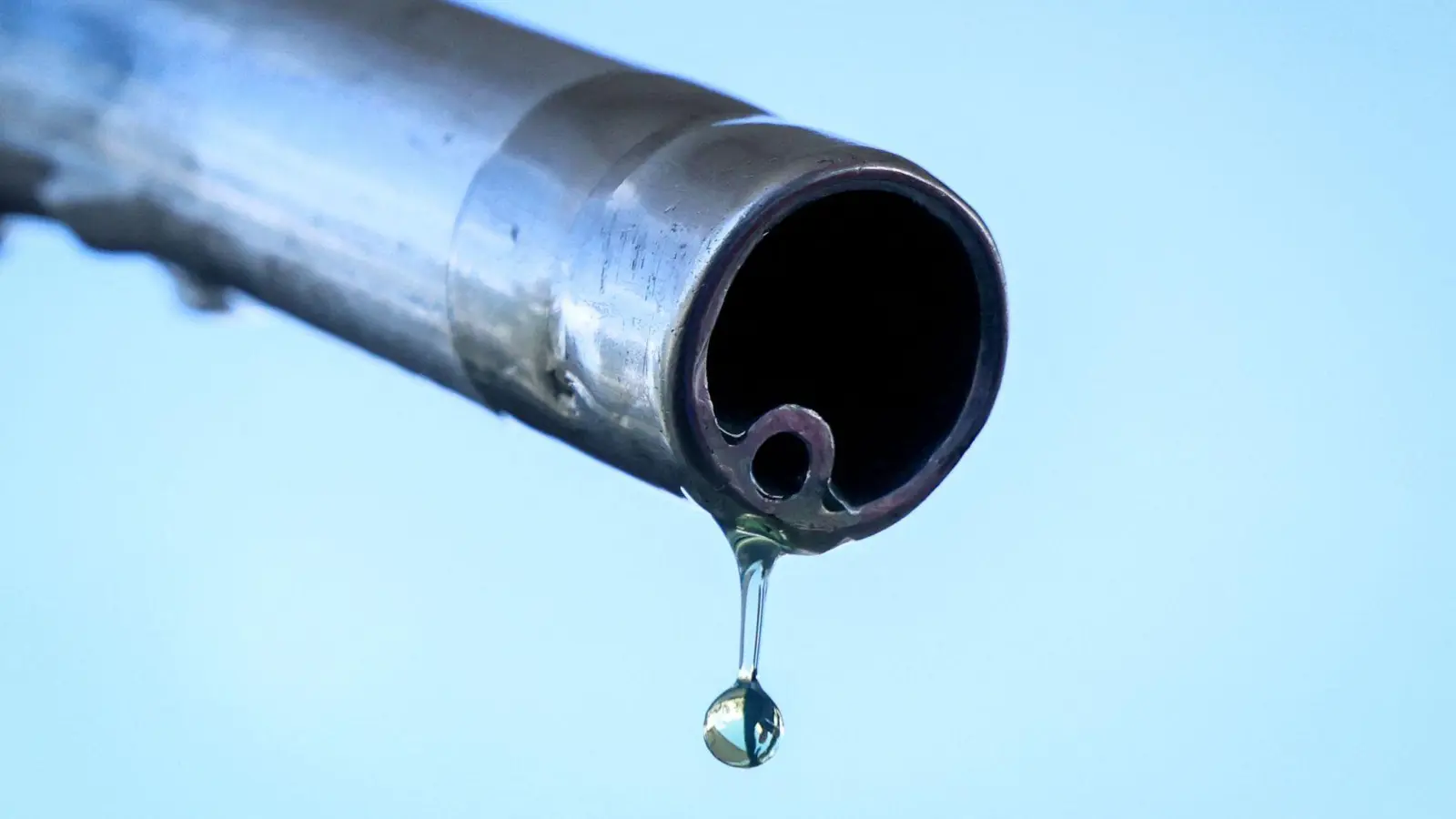 Tanken wird billiger - auf einen kräftigen Preisnachlass warten die Autofahrer bisher aber vergeblich. (Symbolbild) (Foto: Alain Jocard/AFP/dpa)