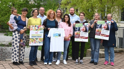 Die Steuerungsgruppe Fairtrade und Vertreter der Evangelischen Schule stellten das Programm vor (v. li.): Lisa Dänzer, Annette Friedrich, Schulleiter Thomas Baßler, Nadine Maurer, Simone Löscher, Tina Schellmann, Jan Schulte, Aline Heidemann, Anne Ziegler und Marianne Springer. (Foto: Stadt Ansbach)