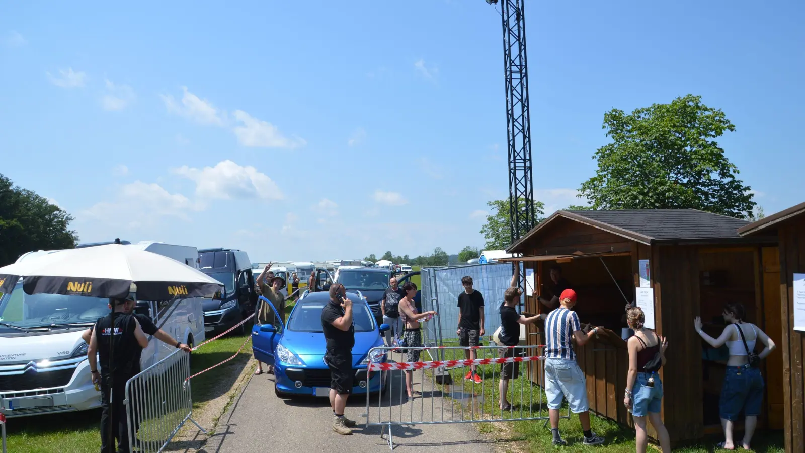 Pünktlich um 14 Uhr öffneten am Donnerstagnachmittag die Kassen am Campingplatzes und am Festivalgelände. Am Anfahrtsweg aus Richtung Reichenbach hatte sich bereits eine kilometerlange Fahrzeugschlange gebildet. Zahlreiche Besucher nahmen weite Wege in Kauf. (Foto: Peter Tippl)