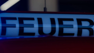 Die Einsatzkräfte haben das Feuer gelöscht und sind in die Wohnung gegangen. (Symbolbild) (Foto: Rolf Vennenbernd/dpa)