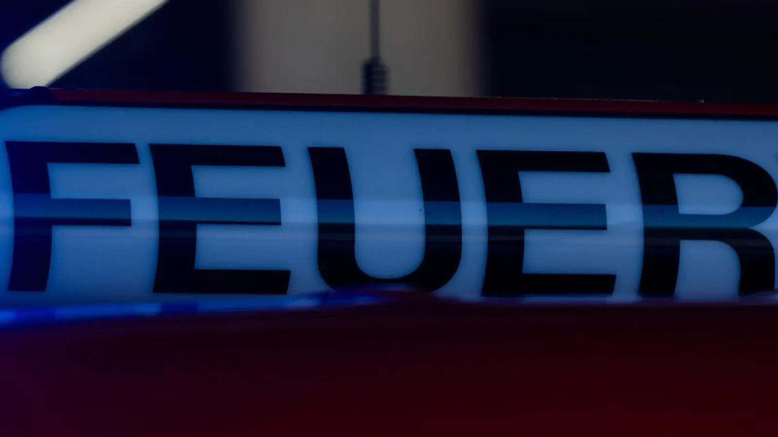 Die Einsatzkräfte haben das Feuer gelöscht und sind in die Wohnung gegangen. (Symbolbild) (Foto: Rolf Vennenbernd/dpa)